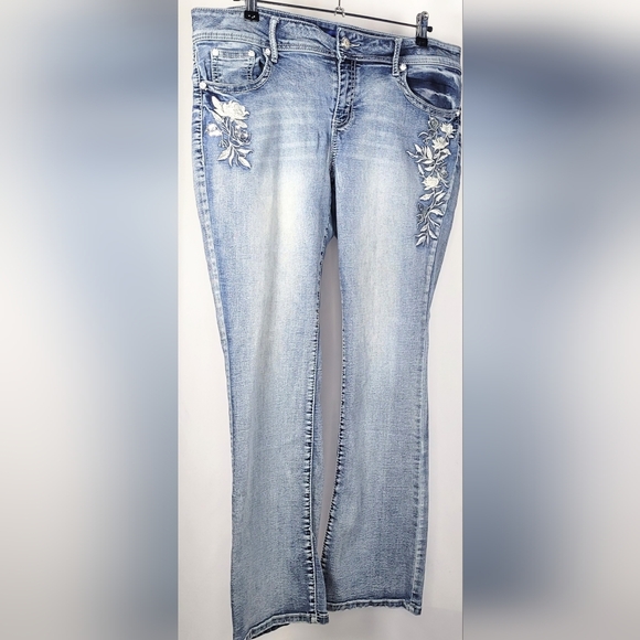 APT 9 Embroidered Bootcut Jeans Womens Size 16 Light Wash Floral Stretch Denim - Picture 3 of 6